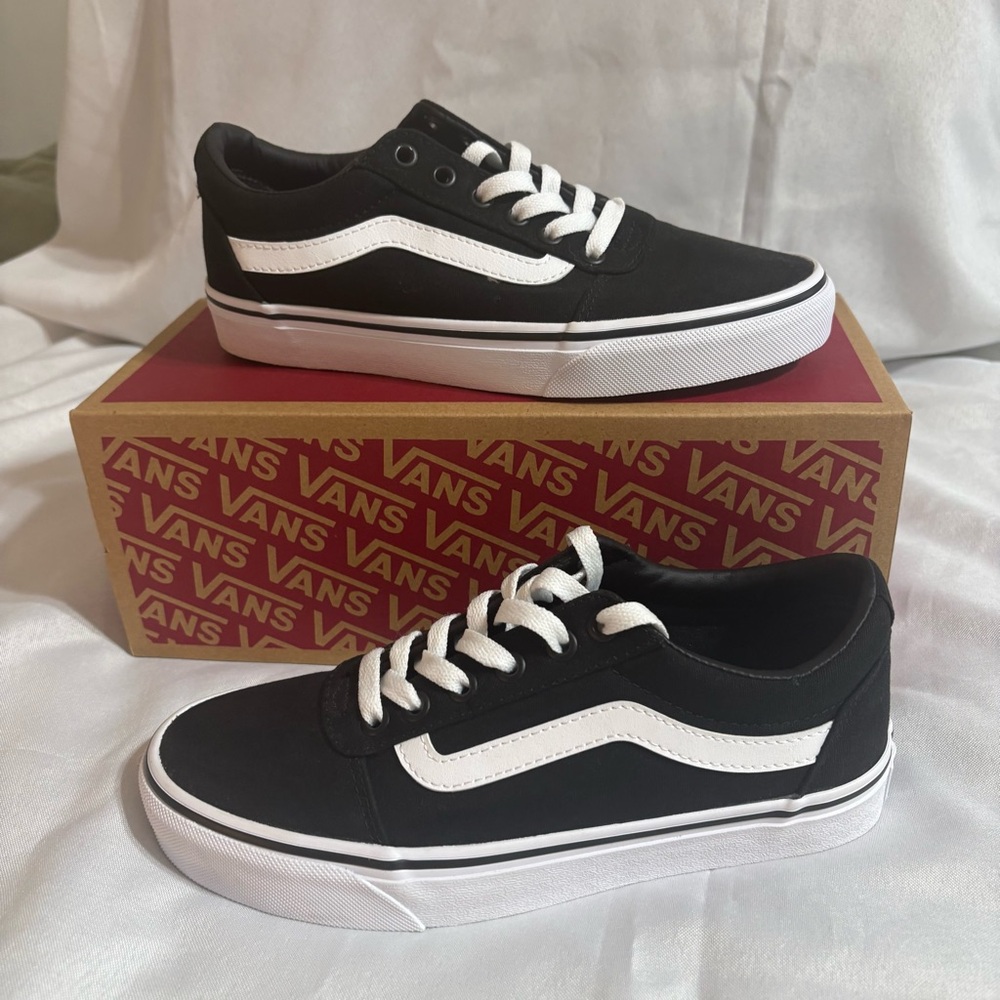 NEW Women’s VANS Size 7 Ward Canvas Skate Sneaker Shoe Black White Low Top